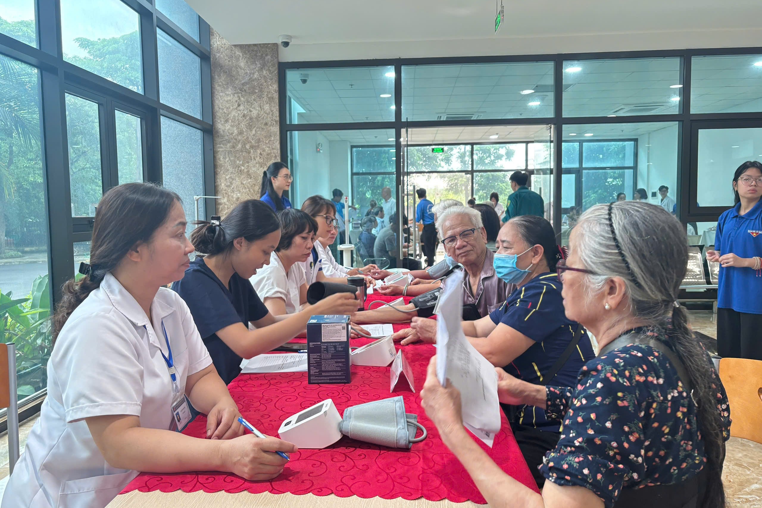 Tri ân - Nghĩa tình - Nhân ái: Khám sức khỏe miễn phí cho người có công tại Bệnh viện Đại học Y Dược cơ sở Linh Đàm